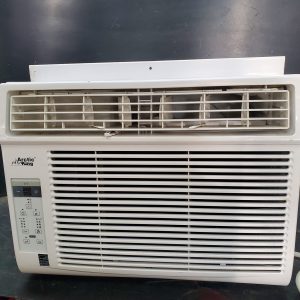 Climatiseur de fenêtre Arctic King 12 000 BTU 3 vitesses blanc - EXCELLENT ÉTAT -
