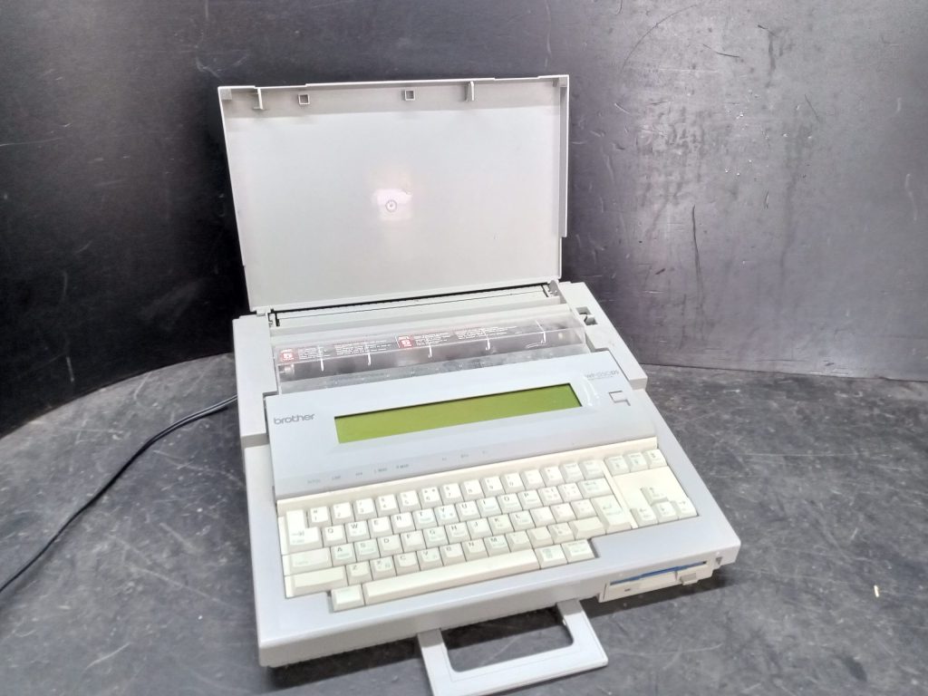 Machine à écrire électronique BROTHER (NON TESTÉE, POUR CINÉMA, DÉCOR...)