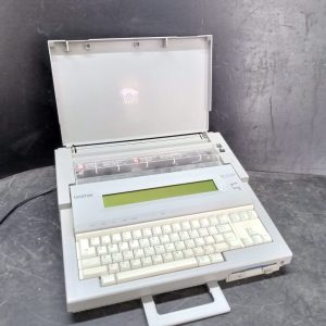 Machine à écrire électronique BROTHER (NON TESTÉE, POUR CINÉMA, DÉCOR...)