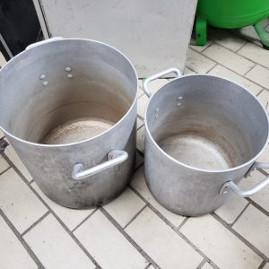 2 gros chaudrons en aluminium 12" et 10"