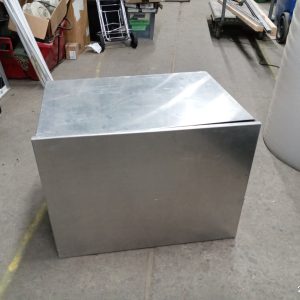 Boîte avec porte en acier inoxydable 24" x 16" x 18"