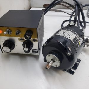 Petit moteur électrique 1/50HP + gearbox à vitesse variable et réversible (5 RPM au max) 110v