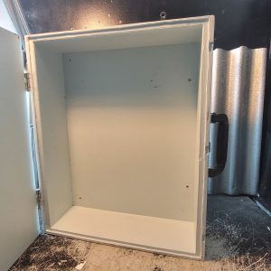 Boite en bois avec loquet [48 x 13 x 45 cm]