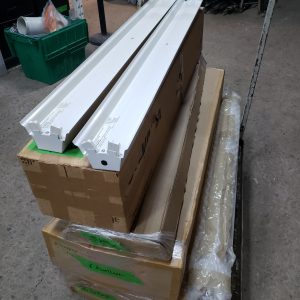 Lot de 18x luminaire néon de 4 pieds + plusieurs T12 néons inclus