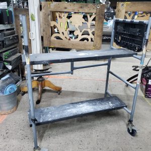 Mini-échafaudage à roulettes pliable avec 2 étagères