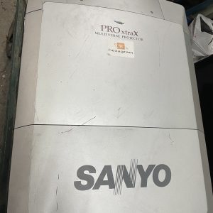 Projecteur Sanyo PLC-XF45 PRO XtraX Multiverse avec Roadcase