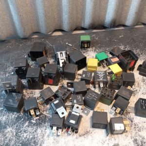 Lot de 40 relais électriques divers vendus tel quel
