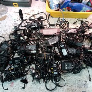 25 x adaptateurs / power supply pour laptop + câbles d'alimentation