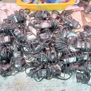 28 x adaptateurs / power supply pour laptop GENUINE (HP, Lenovo, Dell) + câbles d'alimentation