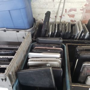 Lot de 53x laptops - non-fonctionnels pour pièces