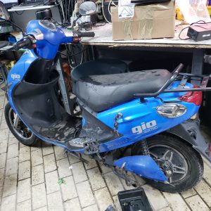 Scooter moto électrique avec pédales 48v GIO electric (batterie à remplacer)