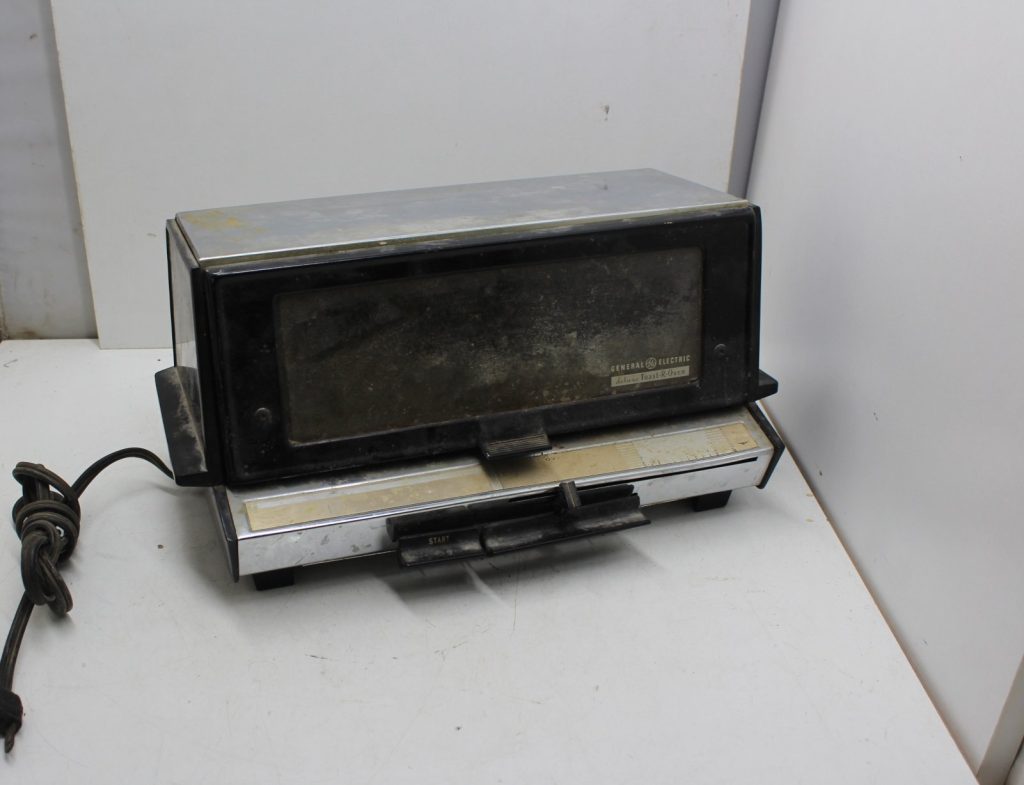 Vintage 1966 - General Electric - deluxe Toast-R-Oven
