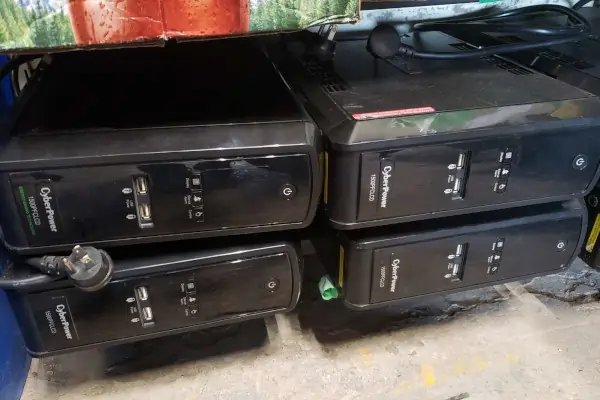 Alimentation sans interruption - onduleur - piles de secours (UPS)