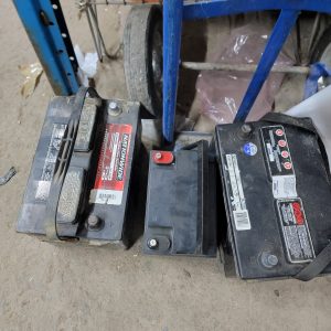 3 Batteries d'auto usées - état inconnu, mais reste de la charge