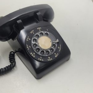 Vintage rotary phone / Téléphone à cadran rotatif