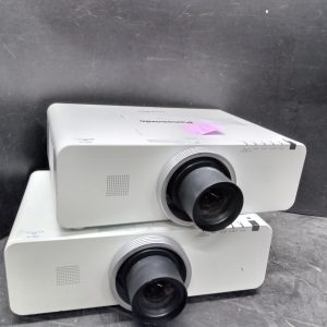 2 x Projecteurs Panasonic EW530 WXGA non-fonctionnels / pour les pièces
