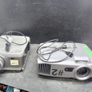 2 x projecteurs EPSON (PowerLite 7900P LCD + PowerLite 7600p multimedia) - État inconnu / Allume