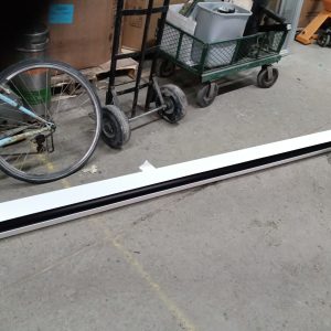 Écran de projecteur motorisé TARGA modèle TAR-28-703324 - Pas de télécommande - Pas testé