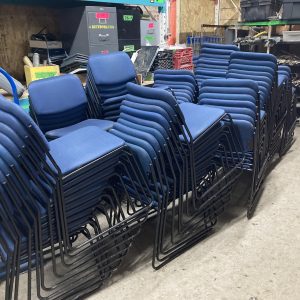 Lot de 90 chaises qui est empilable et en très bonne condition