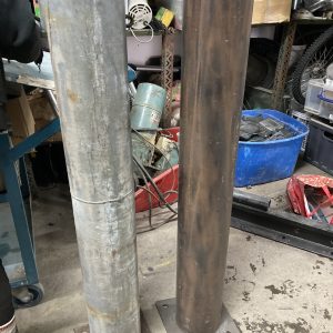 2 x Cylindre en métal avec base 47" de hauteur 7" de diamètre