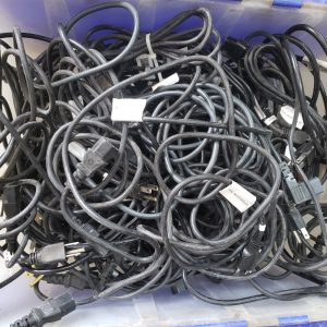 Lot de 60x câbles d'alimentation standard IEC C13 (informatique, audio, etc)