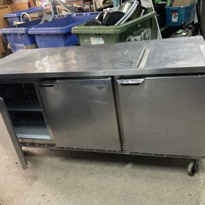 Réfrigérateur commercial Tzanet en acier inocydable 72" x 29" x 34" sur roulettes