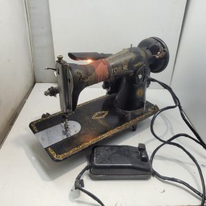 Vintage SINGER sewing machine for parts or decoration - see description