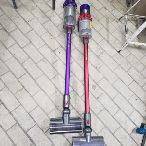 2x aspirateur DYSON (cyclone v10 motorhead + v10 animal) tel quel POUR RÉPARATION