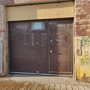 Porte de garage escamotable avec rails et quincaillerie