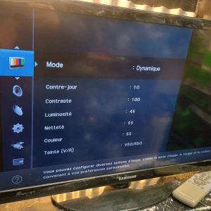 TV Samsung  26" screen 720p LED-LCD avec manette  HDTV UN26D400326"