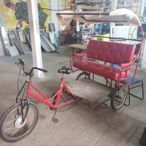 Gros tricycle - vélo cargo - tuk tuk
