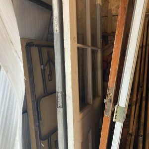 Porte blanche en bois avec 4 fenêtres 82" x 35" x 2"