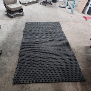 Grand tapis de rubber - caoutchouc perforé (protection, anti-fatigue) 48" x 92"