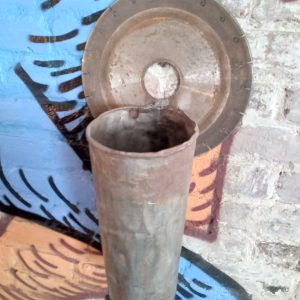 Support à plantes en métal recyclé (11" de large 13" de profondeur)