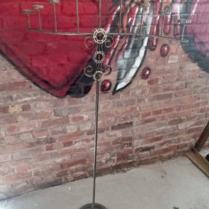 Chandelier en métal recyclé 32" de large x 57" de haut - 9 branches