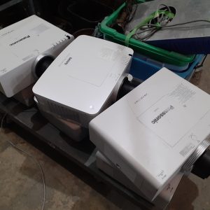 Lot de 4 projecteurs Panasonic EW530 WXGA + 2 SANYO WM450 (voir description)