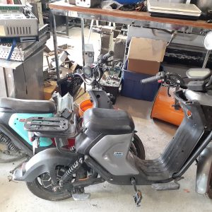 2 x scooters électriques NIU UQI pour pièces- Vendu tel quel, aucune idée de l'état