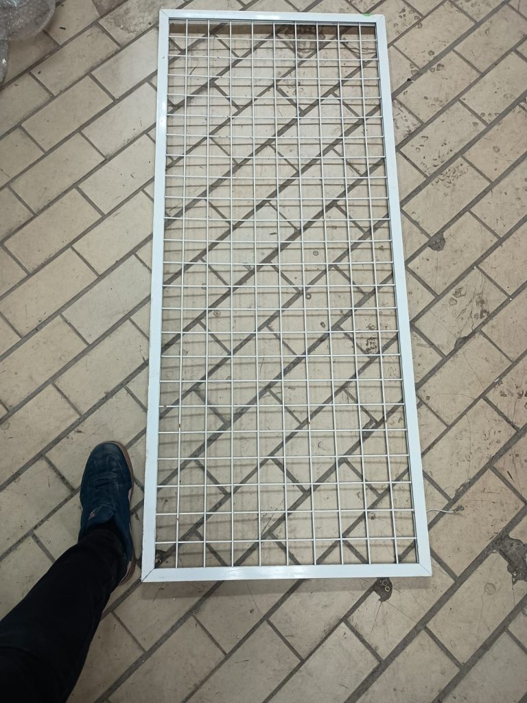 Grand Grille en metal (neon)  40 " x 20 3/4 " x 1 "