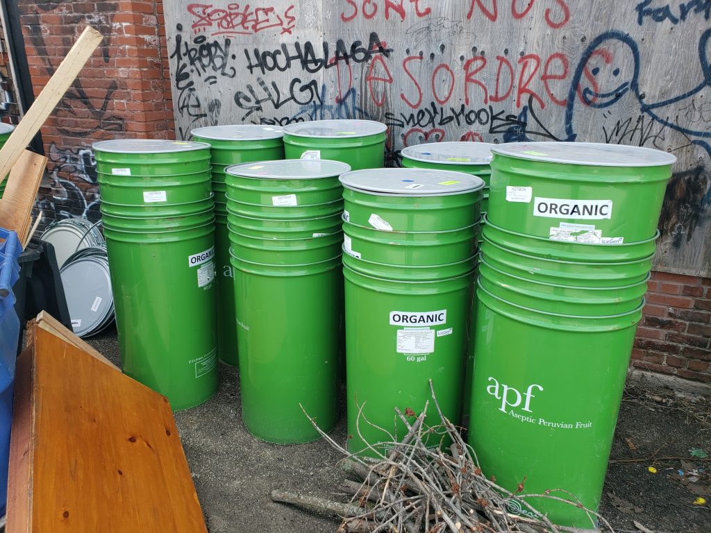 Baril en métal 60 gal - 227 litres avec trous dans le fond