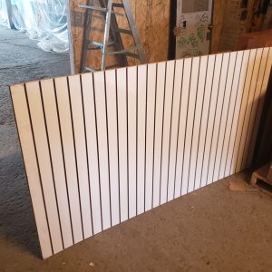 Panneau à lattes - Slat wall environ 7 pieds x 4 pieds (magasin)