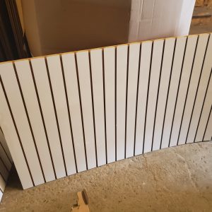 Panneau à lattes - Slat wall environ 5 pieds x 36" (magasin)