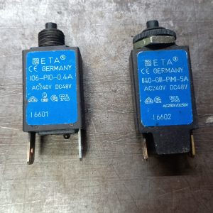 LOT 2 Circuit breaker  106-P10-0,4A AC240V DC48V and  1140-G111-P1M1-5A (one without washer,please verify the photos)