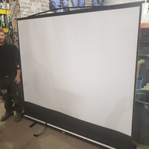 Portable self-supporting projection screen - 5' x 7'