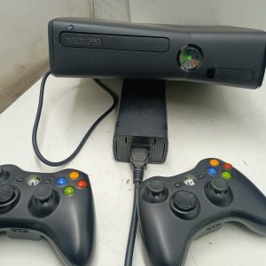 Xbox 360 S A1439 avec 2 manettes et câble d'alimentation