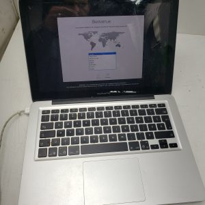 Macbook Pro 2 duo 2010 P8600 - 4gb RAM - 2.4 Ghz (cracked screen) factory reset