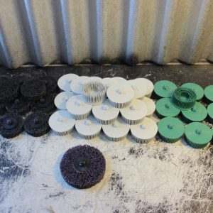 30 x 3M Scotch-Brite Roloc Bristle Discs and 12 x 3M Scotch-Brite Roloc Clean Strips XT Discs