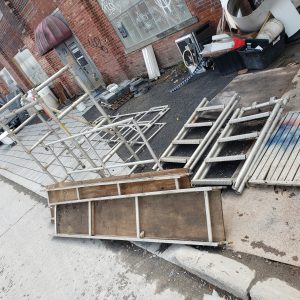 Ensemble d'échafaudages en aluminium (montants, plateformes, escaliers, colliers, garde-corps)
