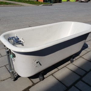 Bain sur pieds en fonte avec robinetterie en bon état