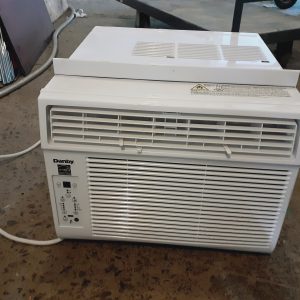 Window air conditioner 12000btu with remote control 21" x 19" x 15"