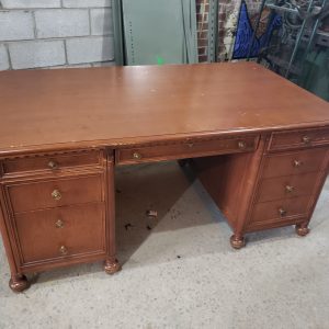Magnifique grand bureau en bois vintage/exécutif (66"x38"x31")